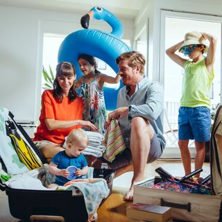 Una famiglia sta preparando una valigia per una vacanza.