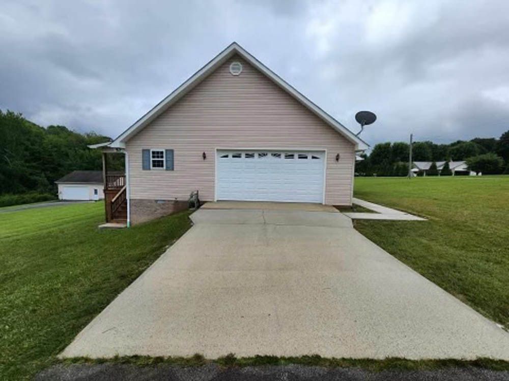 power washing concrete driveway