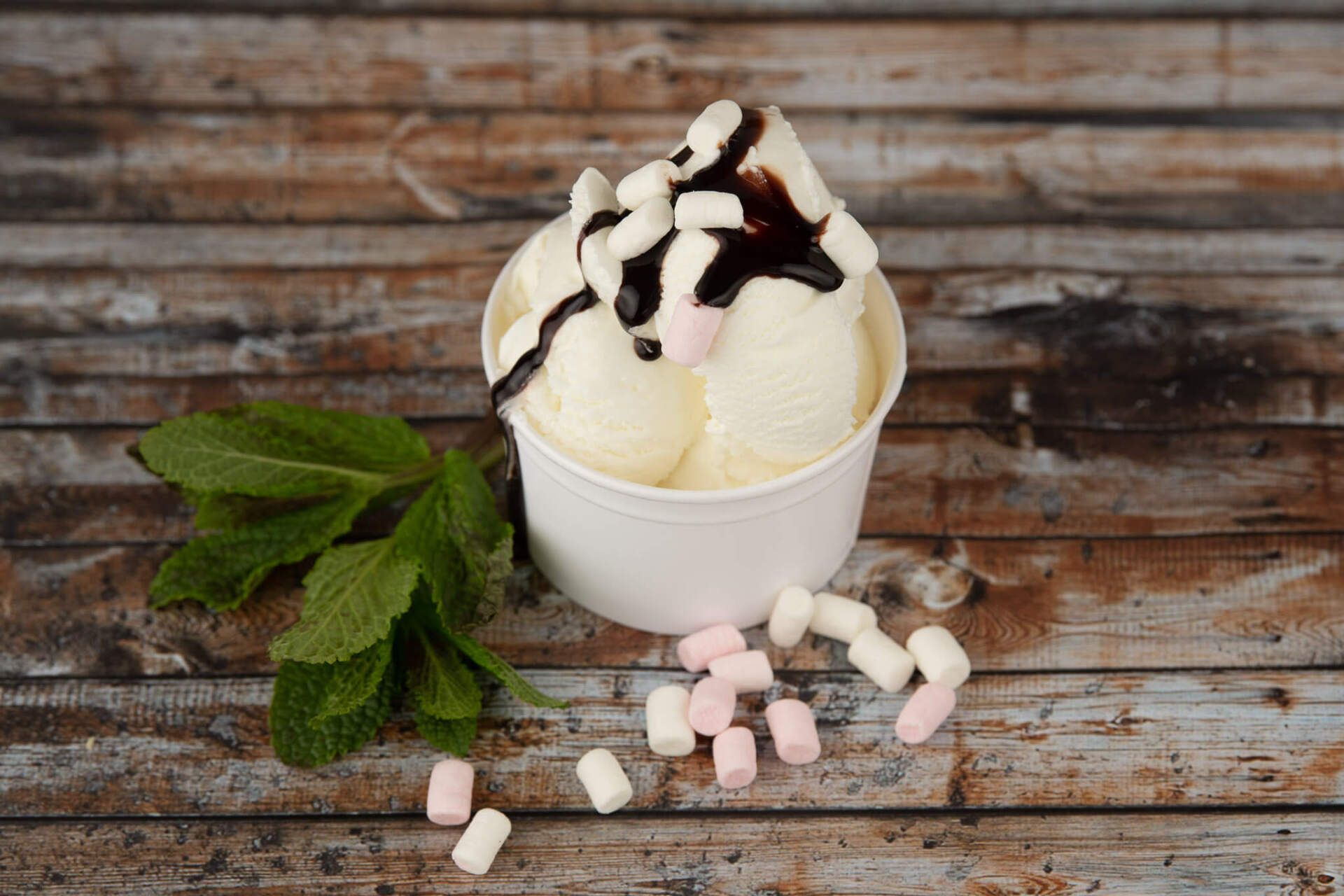 Saldējums ar šokolādes pārlējumu līdzņemšanai