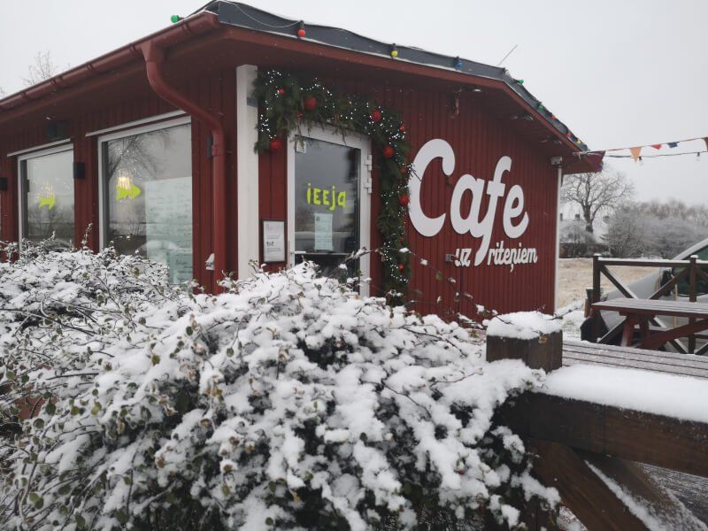 Cafe uz riteņiem ziemas gadalaikā