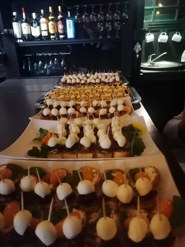 Galdu klāšana ar gardiem ēdieniem