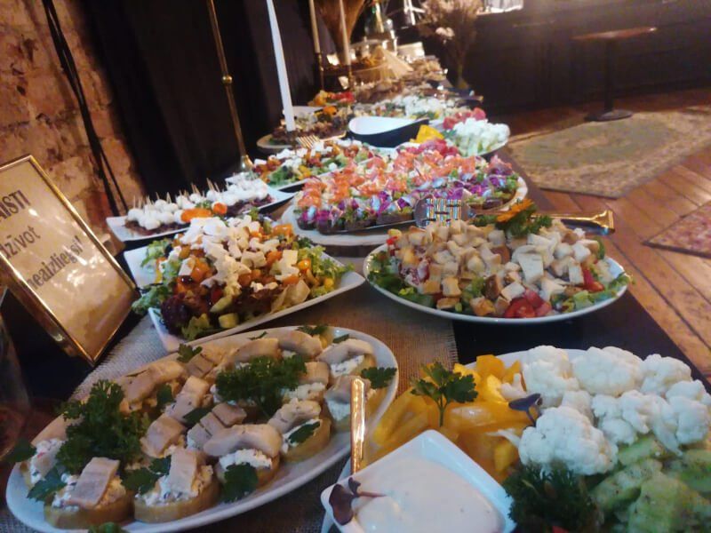 dažādas uzkodas benketiem