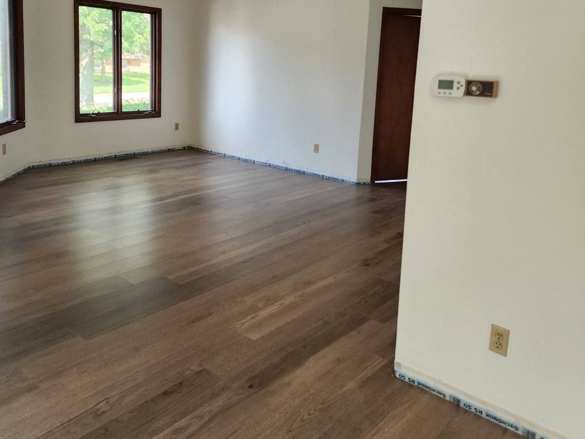 An empty room with a vinyl flooring