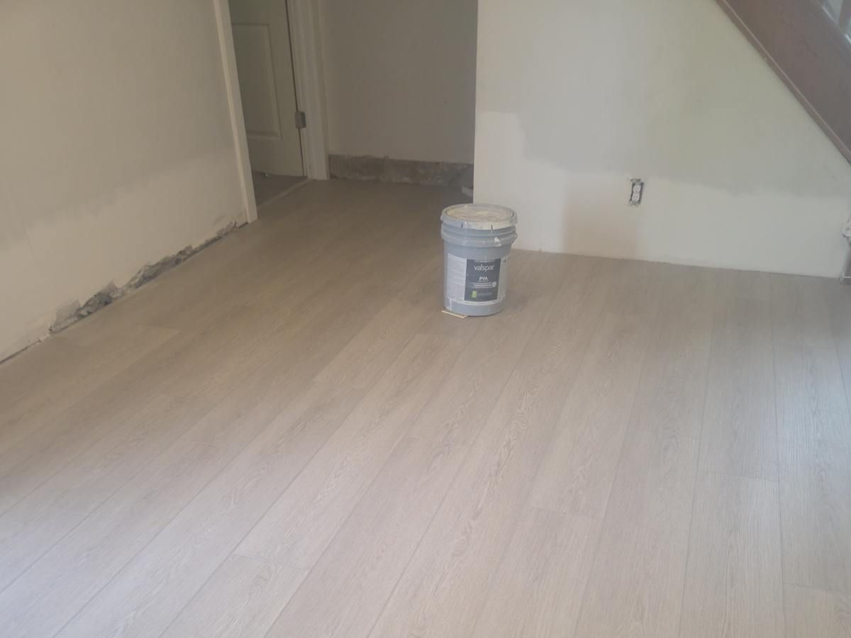An empty room with vinyl flooring