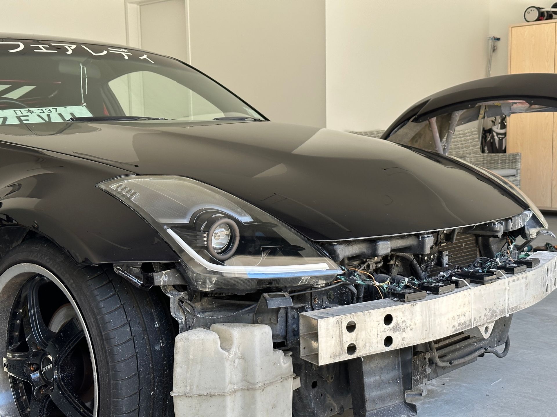 Nissan 350z (facelift) - Smoked Halos, LED Strip, Gloss Black