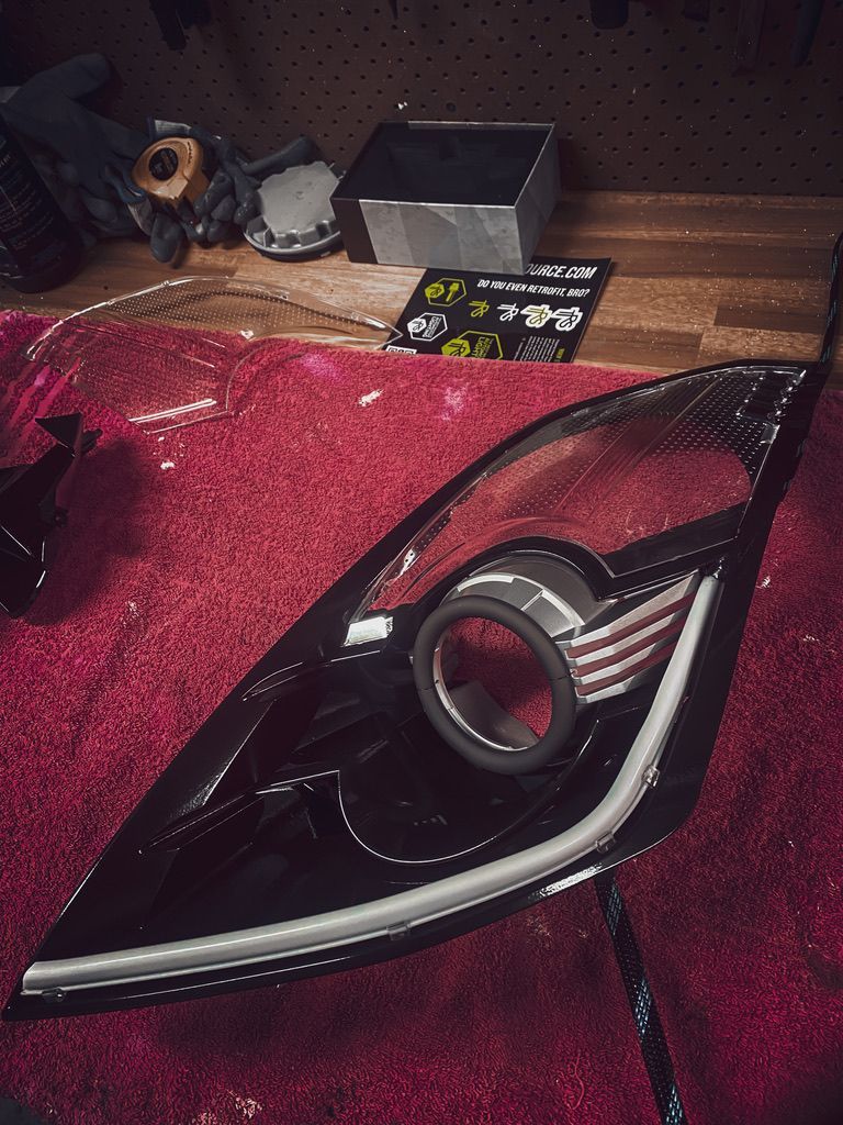 Nissan 350z - Smoked Halo, Gloss Black, LED Strip