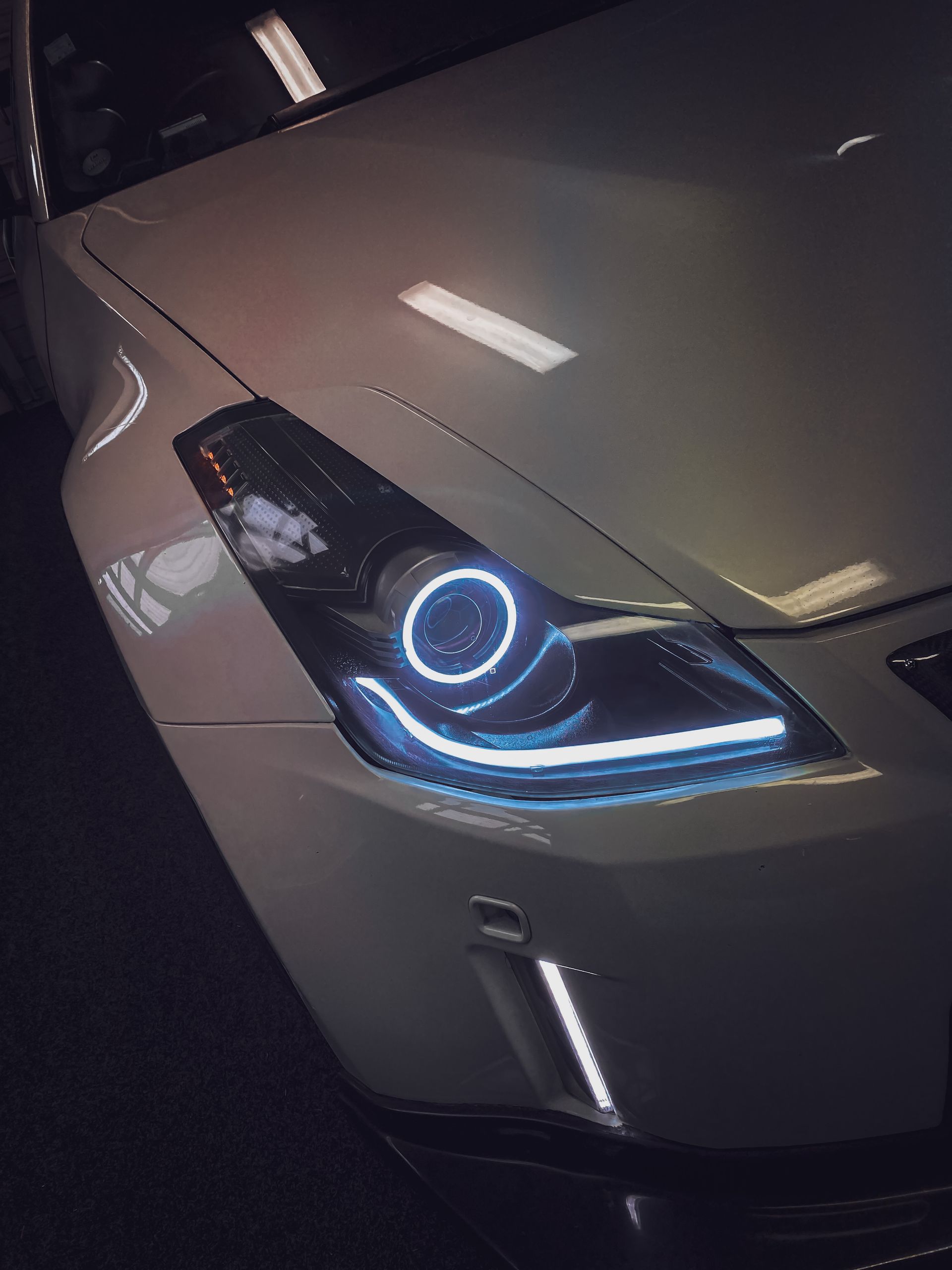 Nissan 350z (facelift) - Gloss Black, Switchback Halos, Switchback Strip, Honeycombed Etched Lens, RGB Demon Eyes 