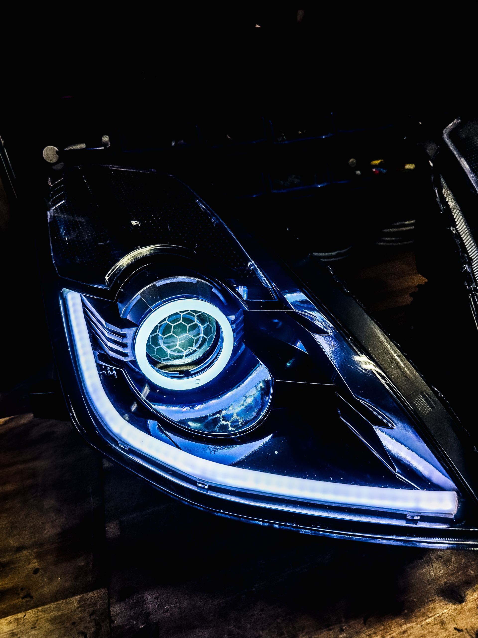 Nissan 350z (facelift) - Gloss Black, RGB Halos, RGB Strip, RGB Demon Eyes, Honeycombed etched lens 