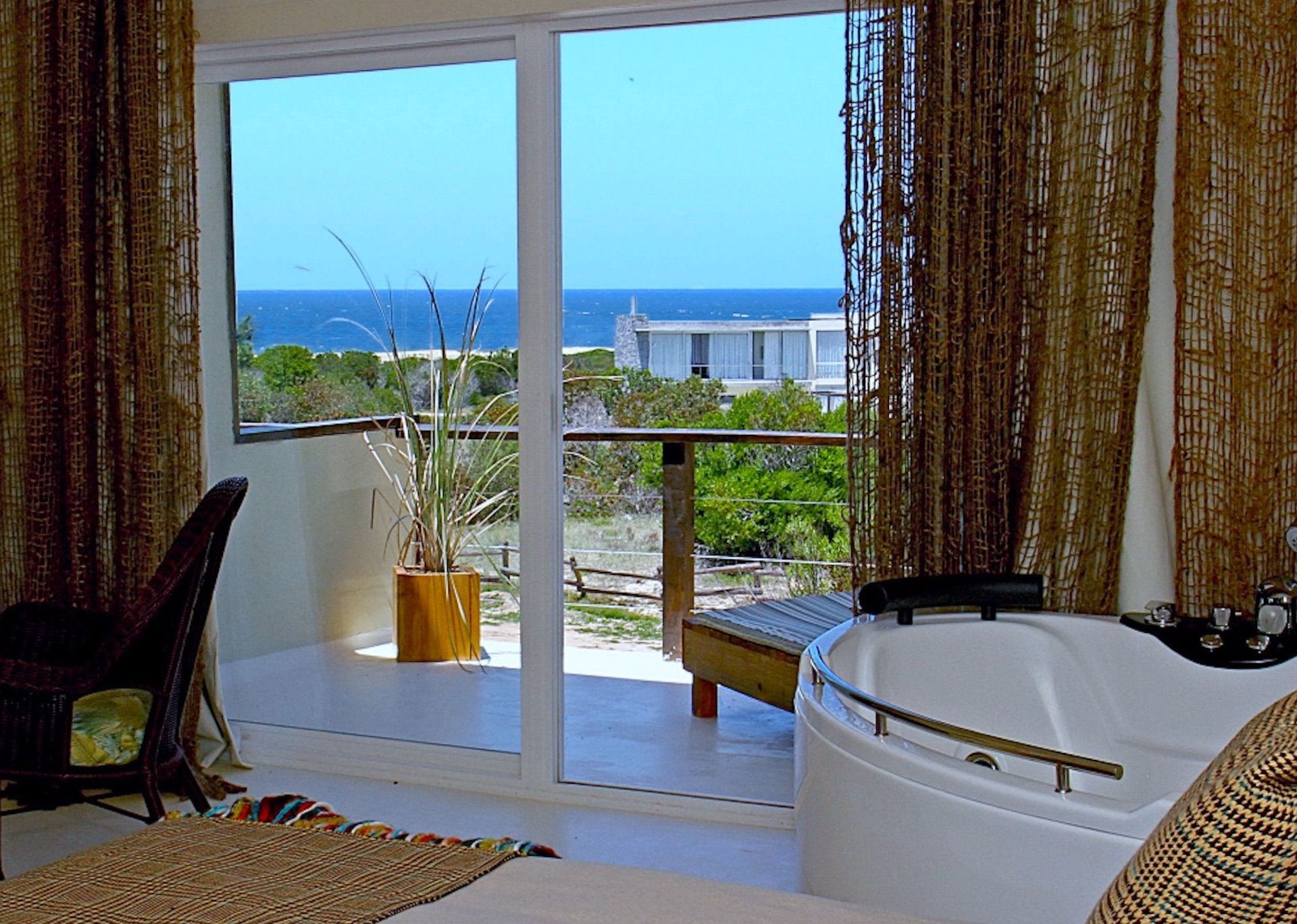 Una habitación con bañera de hidromasaje y vista al mar.