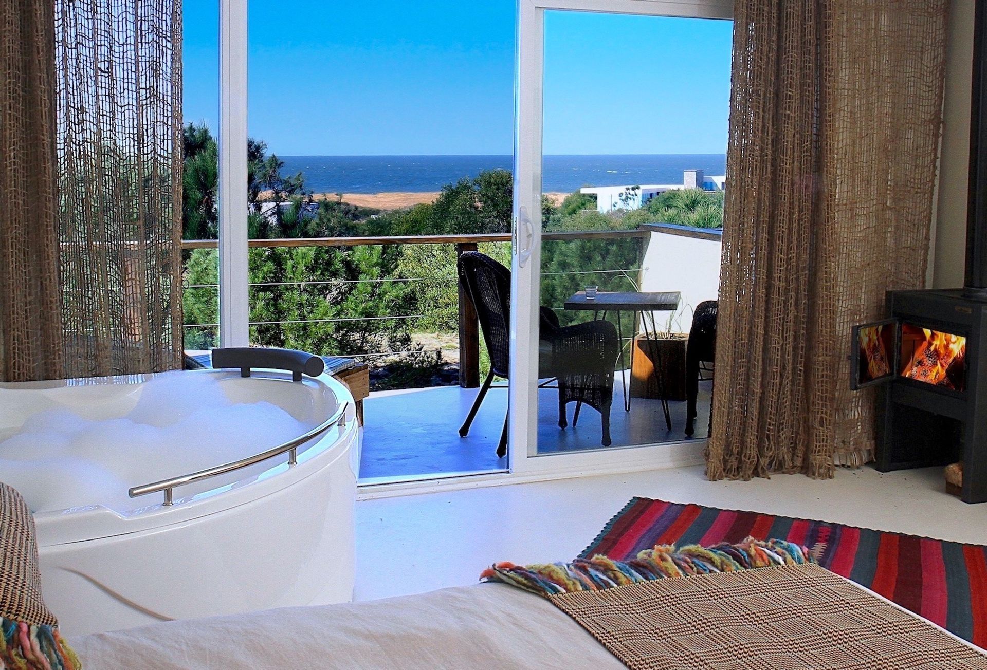 Una habitación con bañera de hidromasaje y vista al mar.