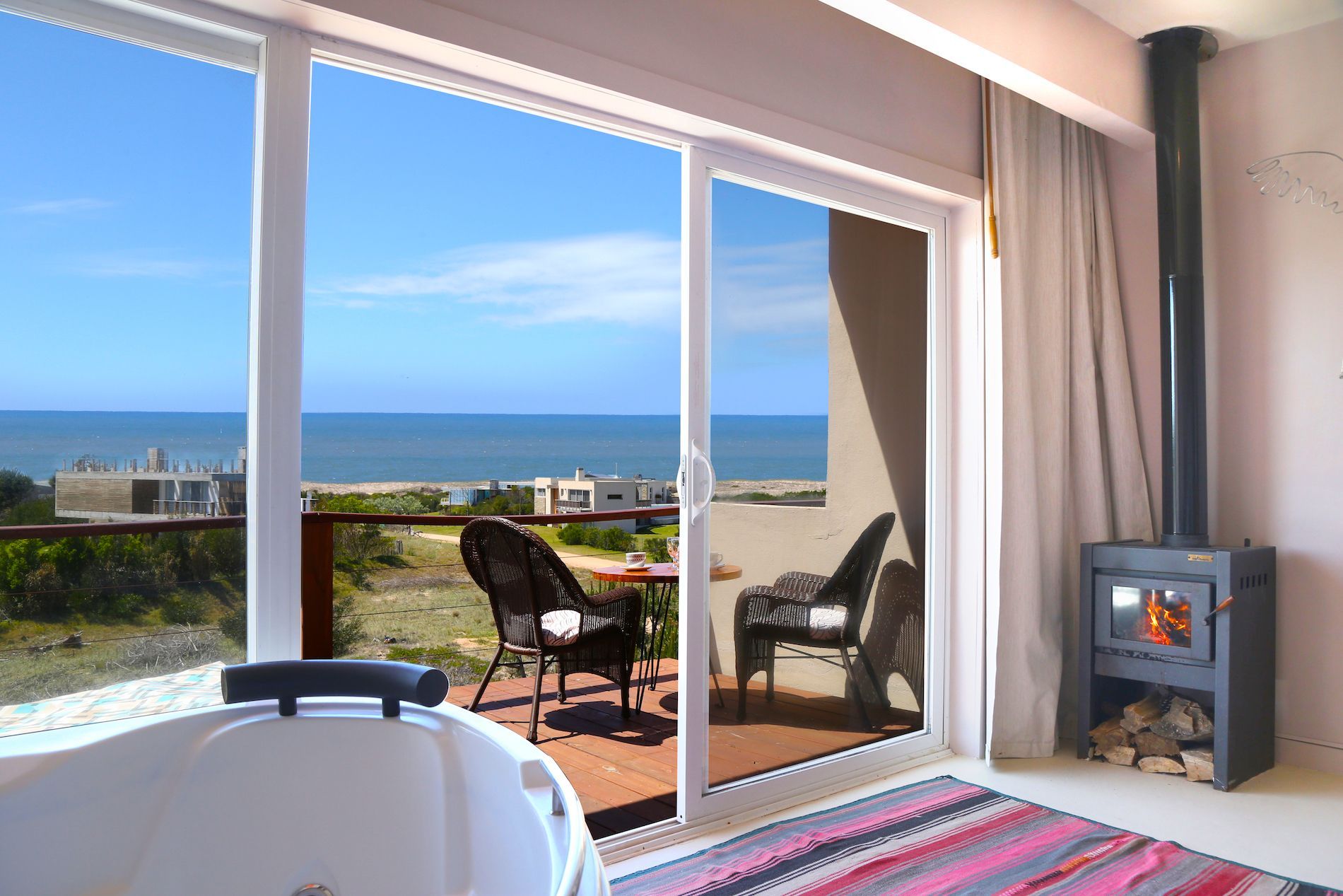 Una habitación con bañera de hidromasaje y vista al mar.