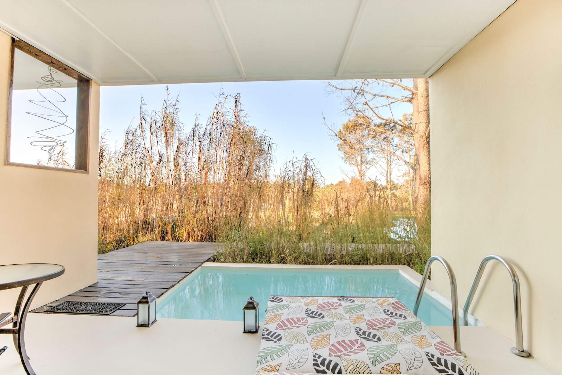 Hay una piscina en el patio trasero de una casa.
