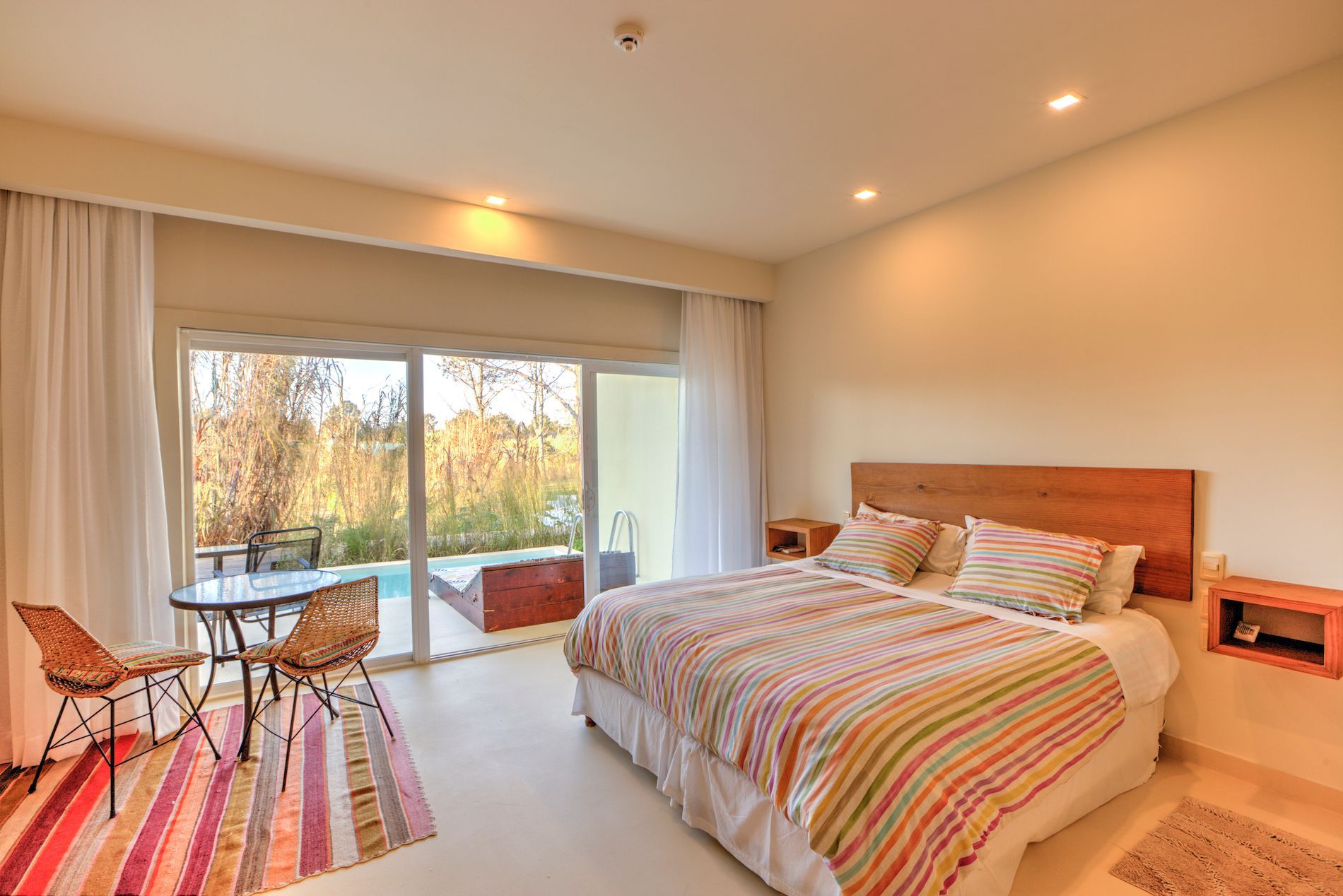 Un dormitorio con una cama king size, una mesa y sillas.