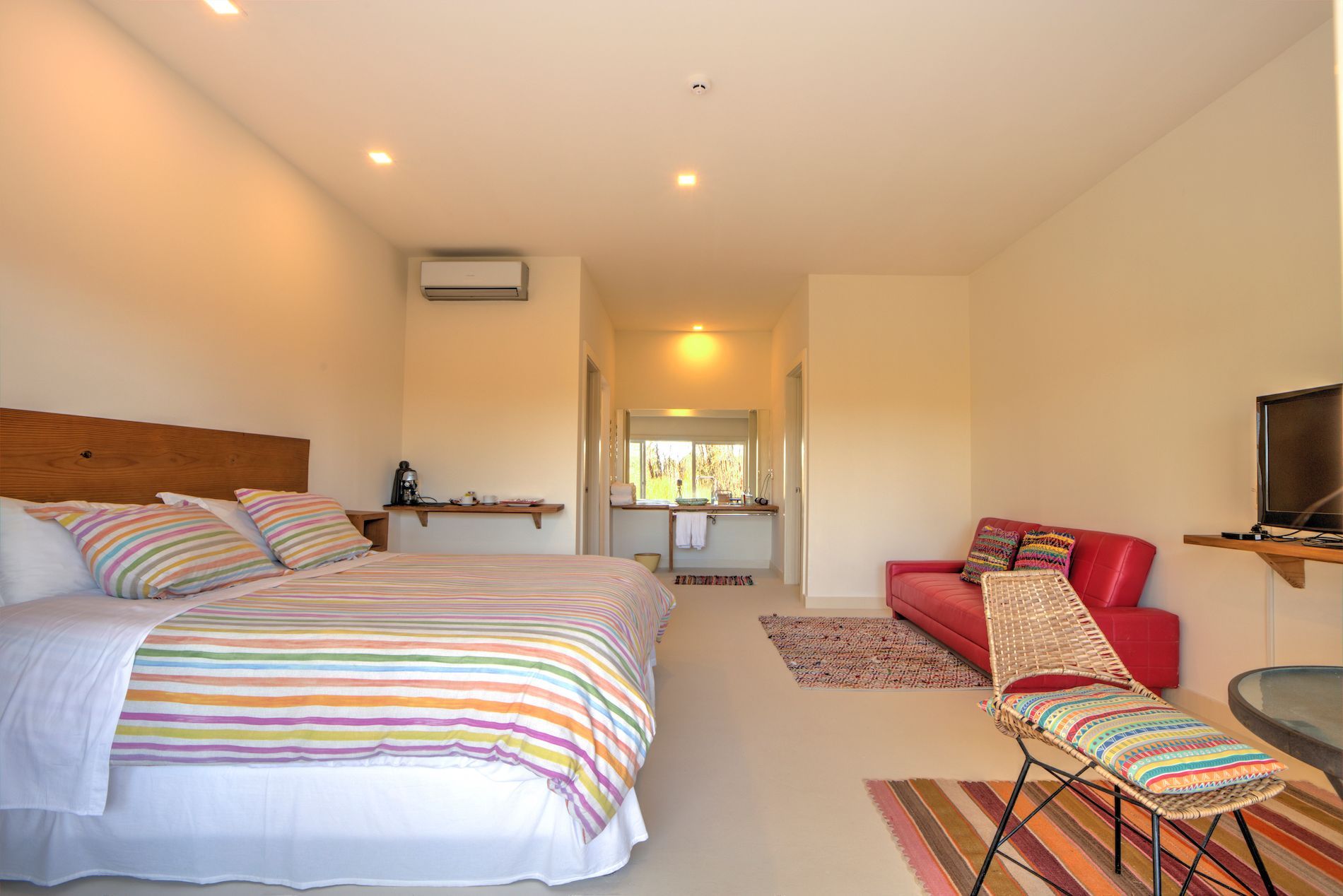 Hay una cama y un sofá en la habitación.