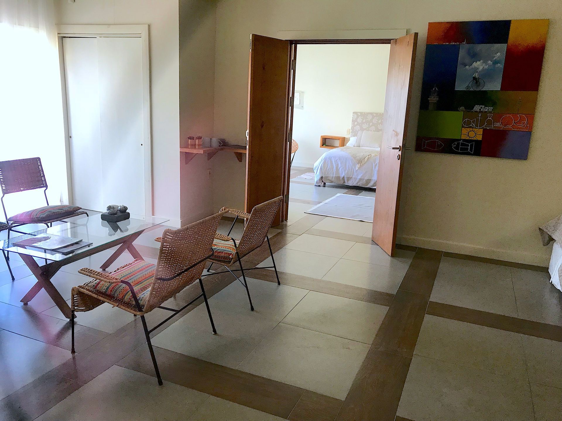 Una sala de estar con una mesa y sillas y un cuadro en la pared.