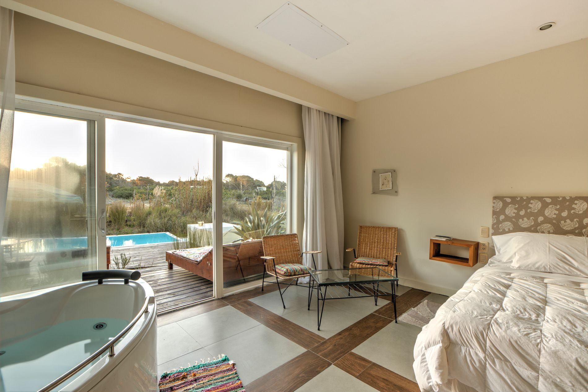 Hay una bañera de hidromasaje en el medio de la habitación.