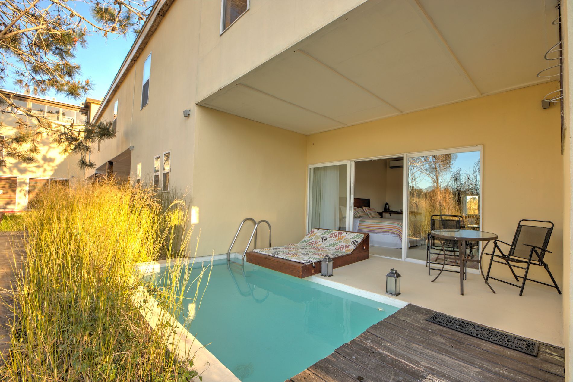 Una casa grande con piscina en frente de ella.