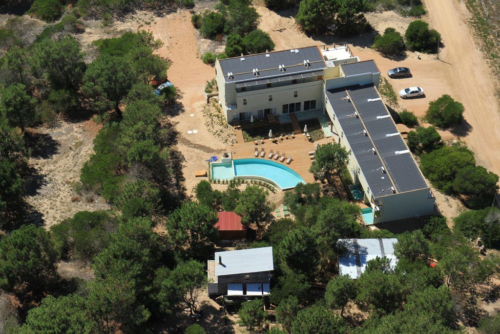 Una vista aérea de un gran edificio con una piscina en el medio.