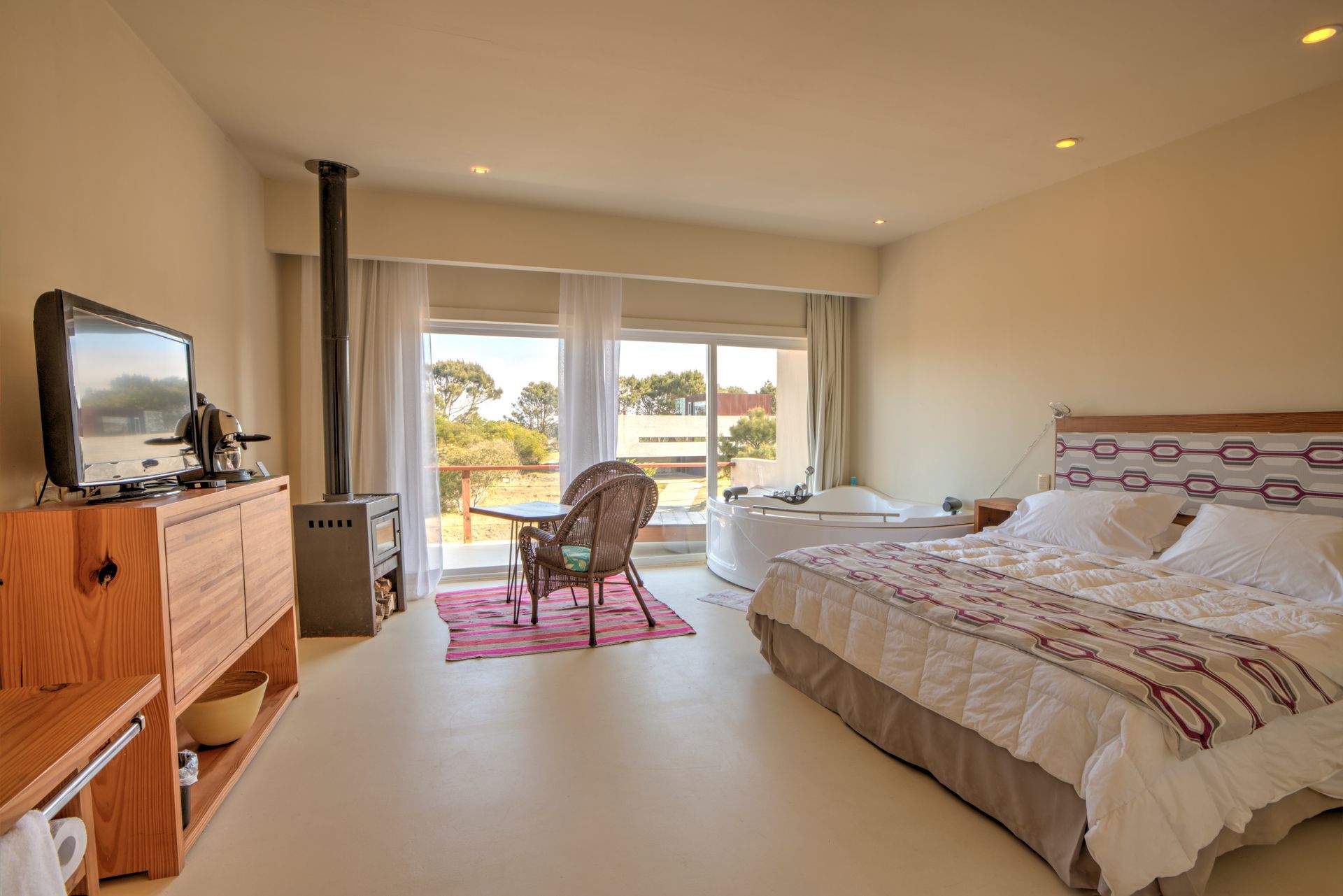 Hay una cama grande en el medio de la habitación.