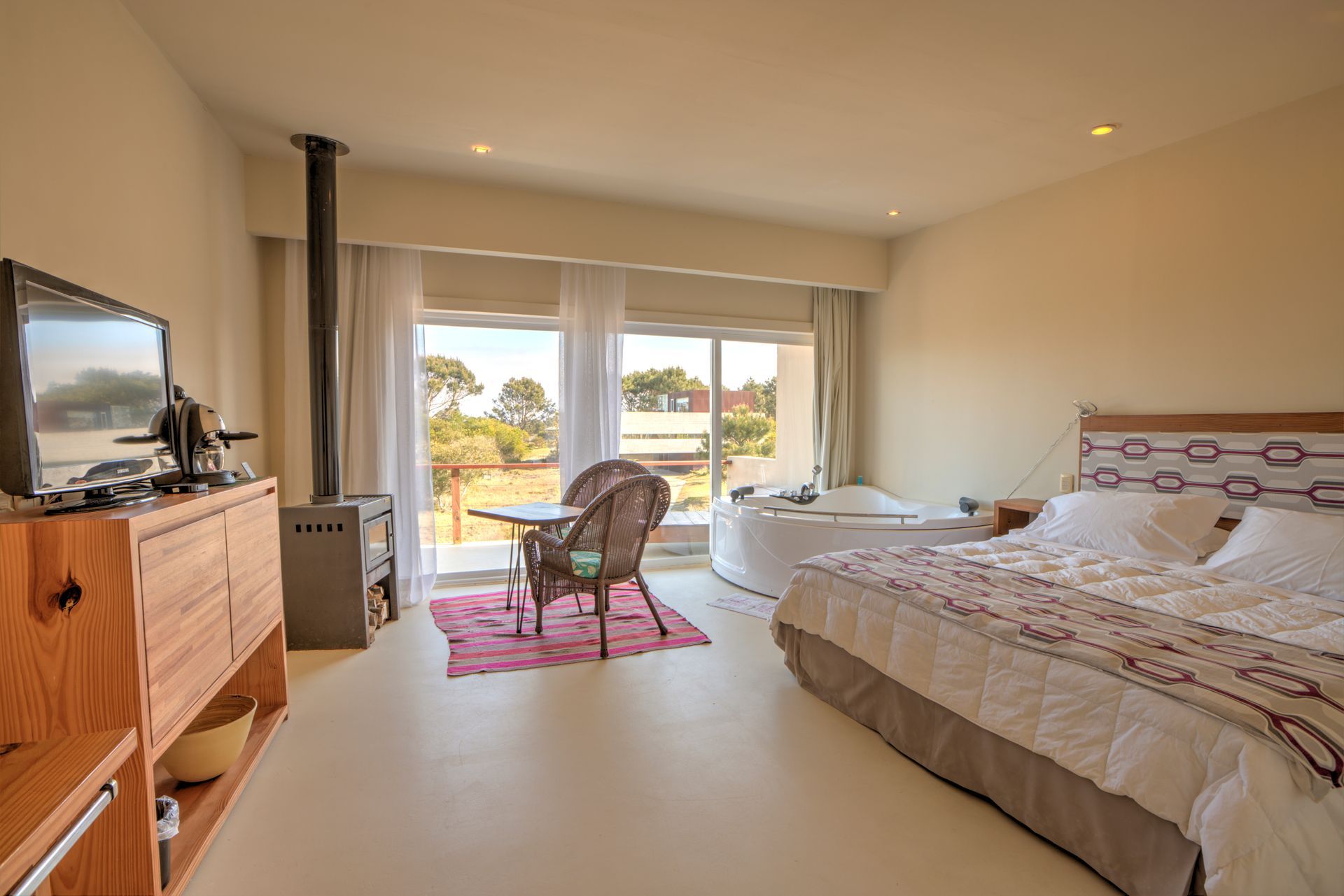 Hay una cama grande en el medio de la habitación.