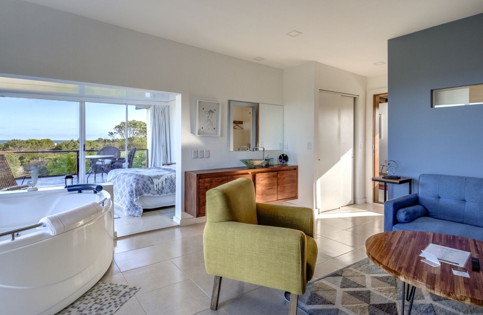 Una sala de estar con bañera de hidromasaje y un sofá.