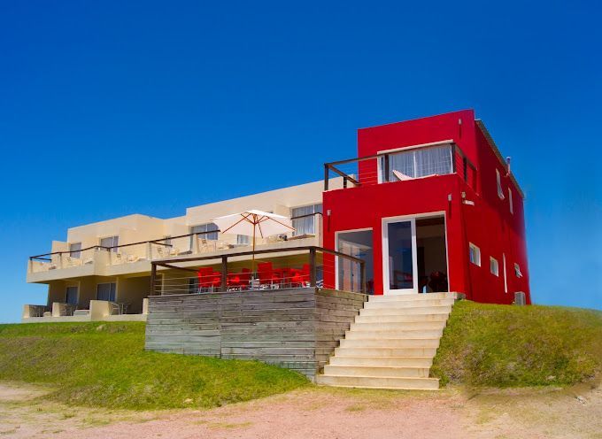 Un gran edificio rojo con escaleras que conducen hasta él.