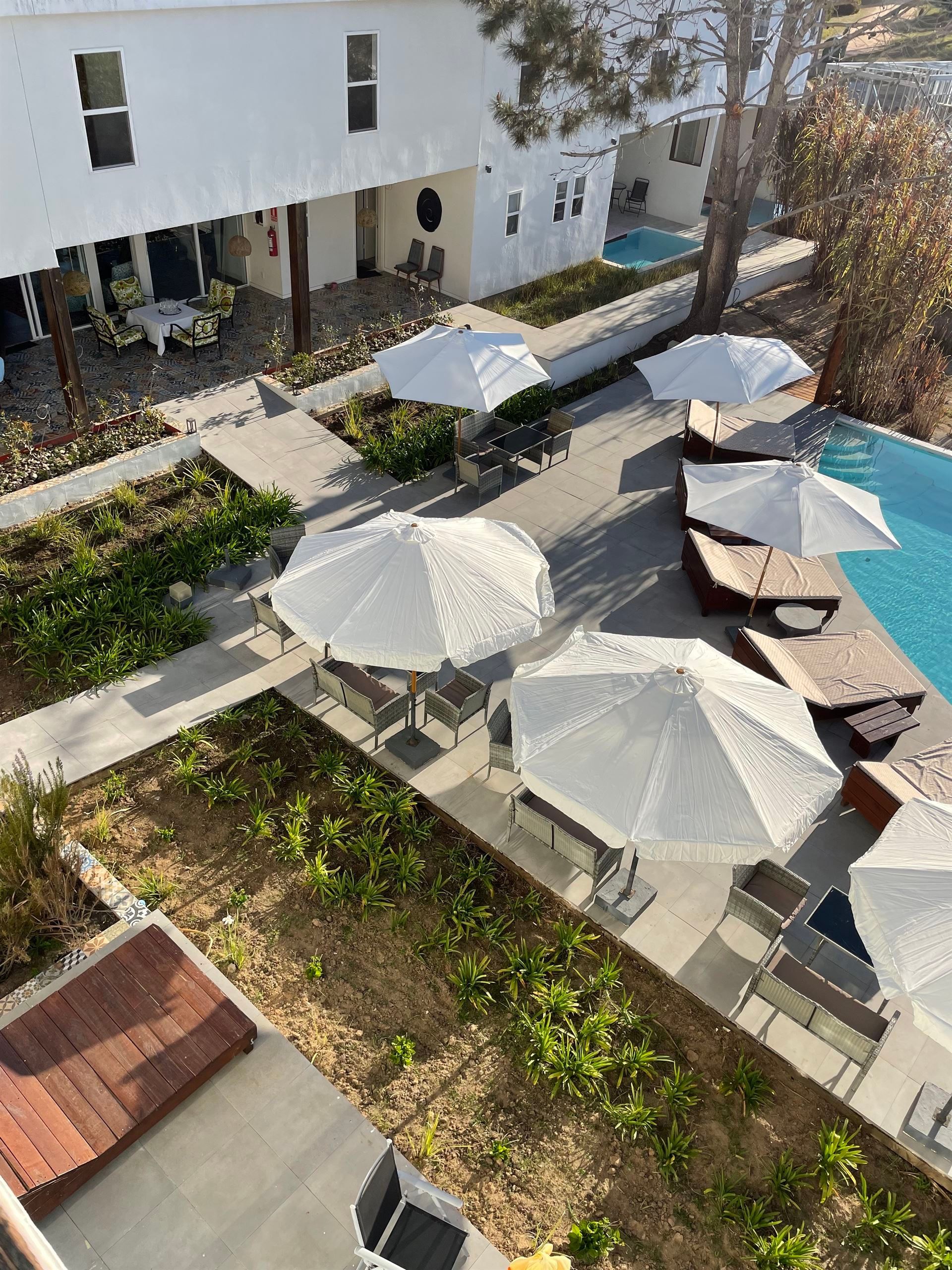 Una vista aérea de una piscina con sombrillas y sillas.