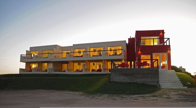 Un gran edificio con muchas ventanas está iluminado por la noche.