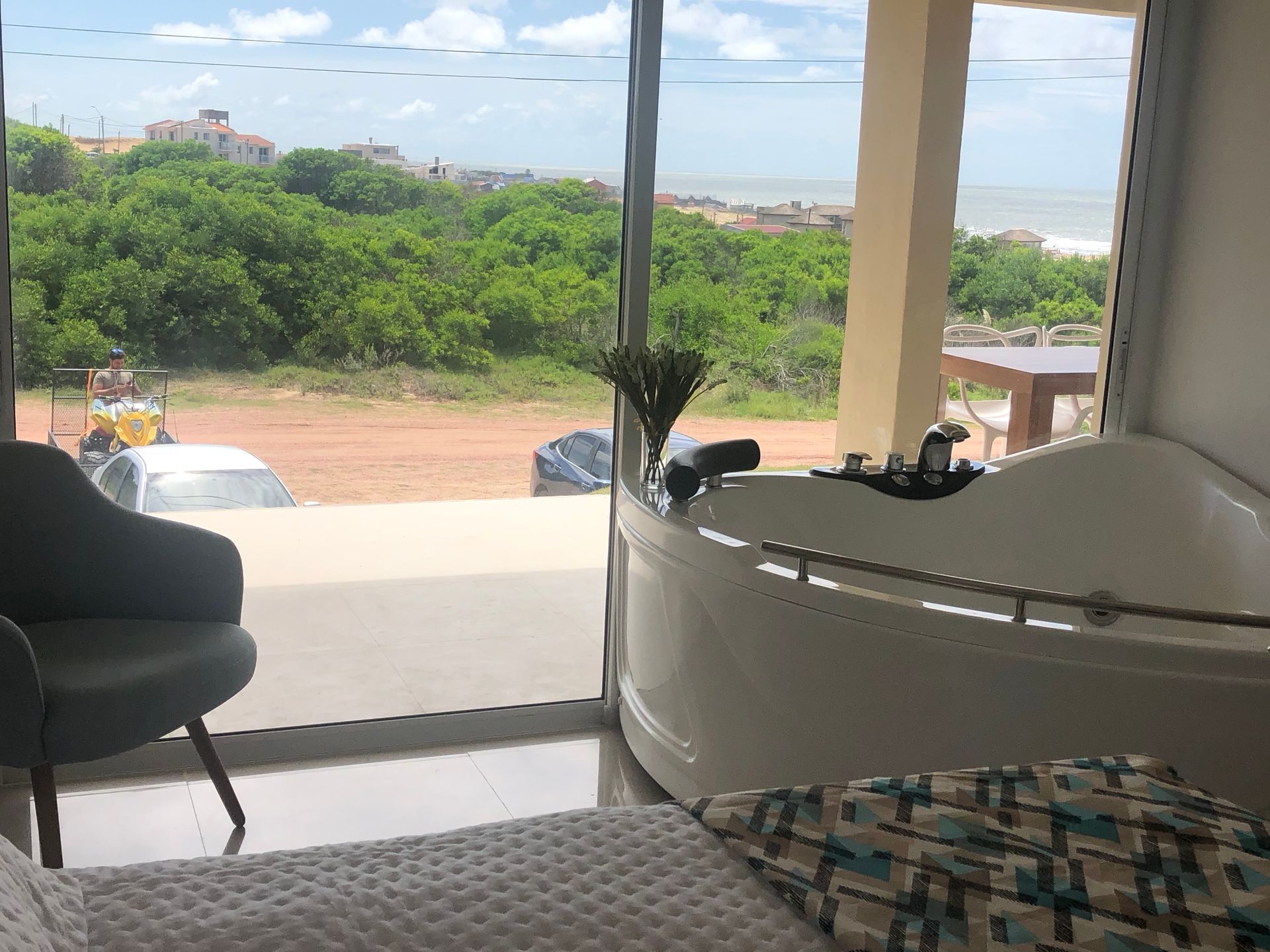 Hay una bañera de hidromasaje en el medio de la habitación con vista al océano.