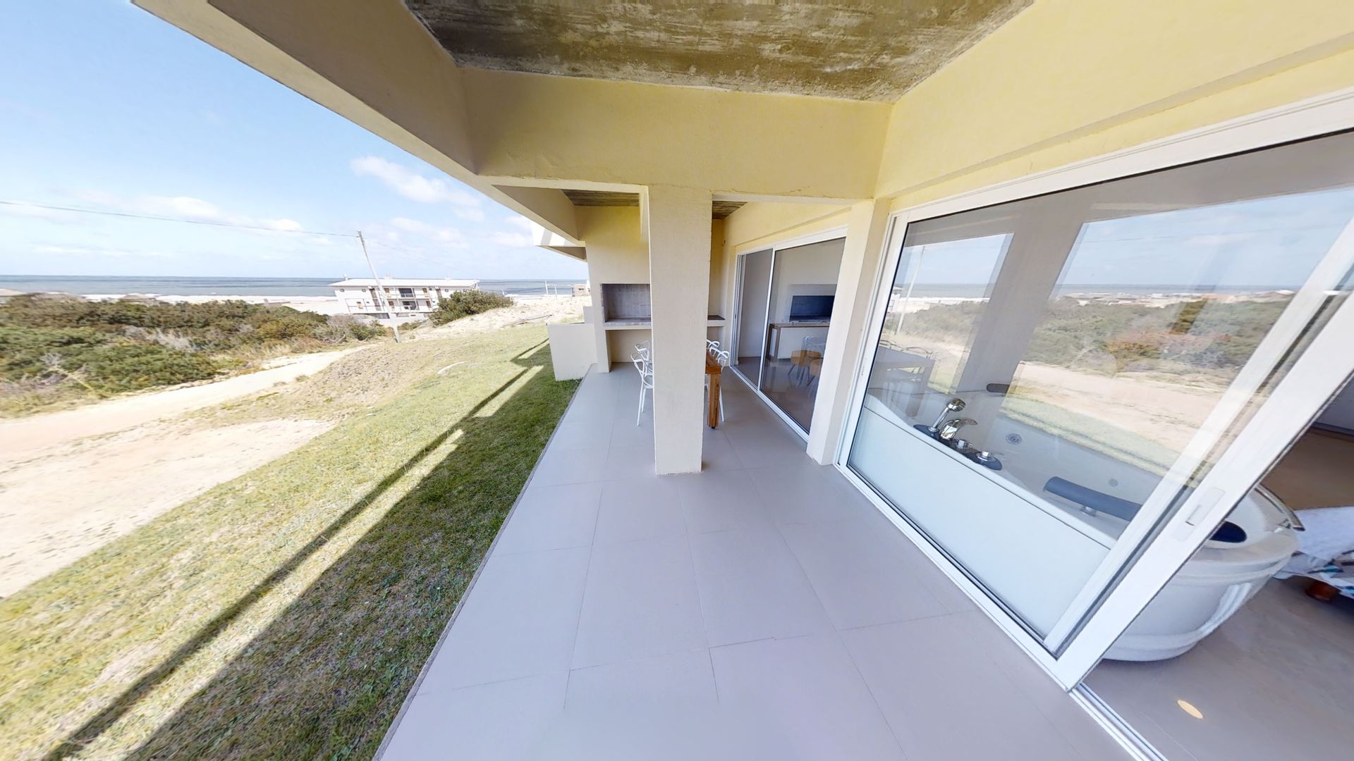 Hay un gran balcón con vista al mar.