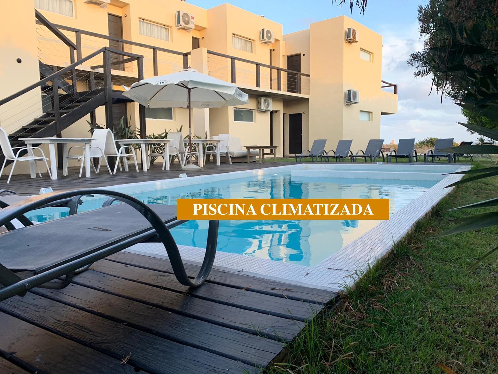 Una piscina con un cartel que dice piscina climatizada
