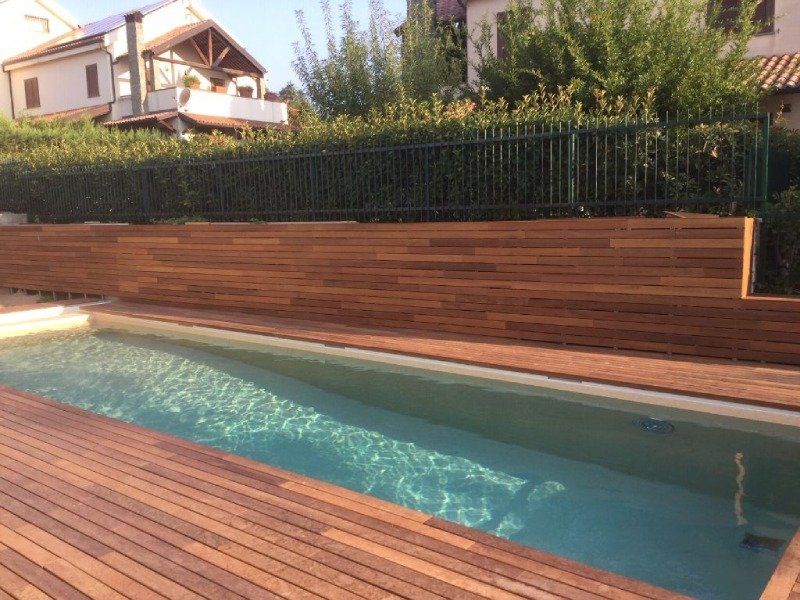rivestimenti in legno per piscina esterna