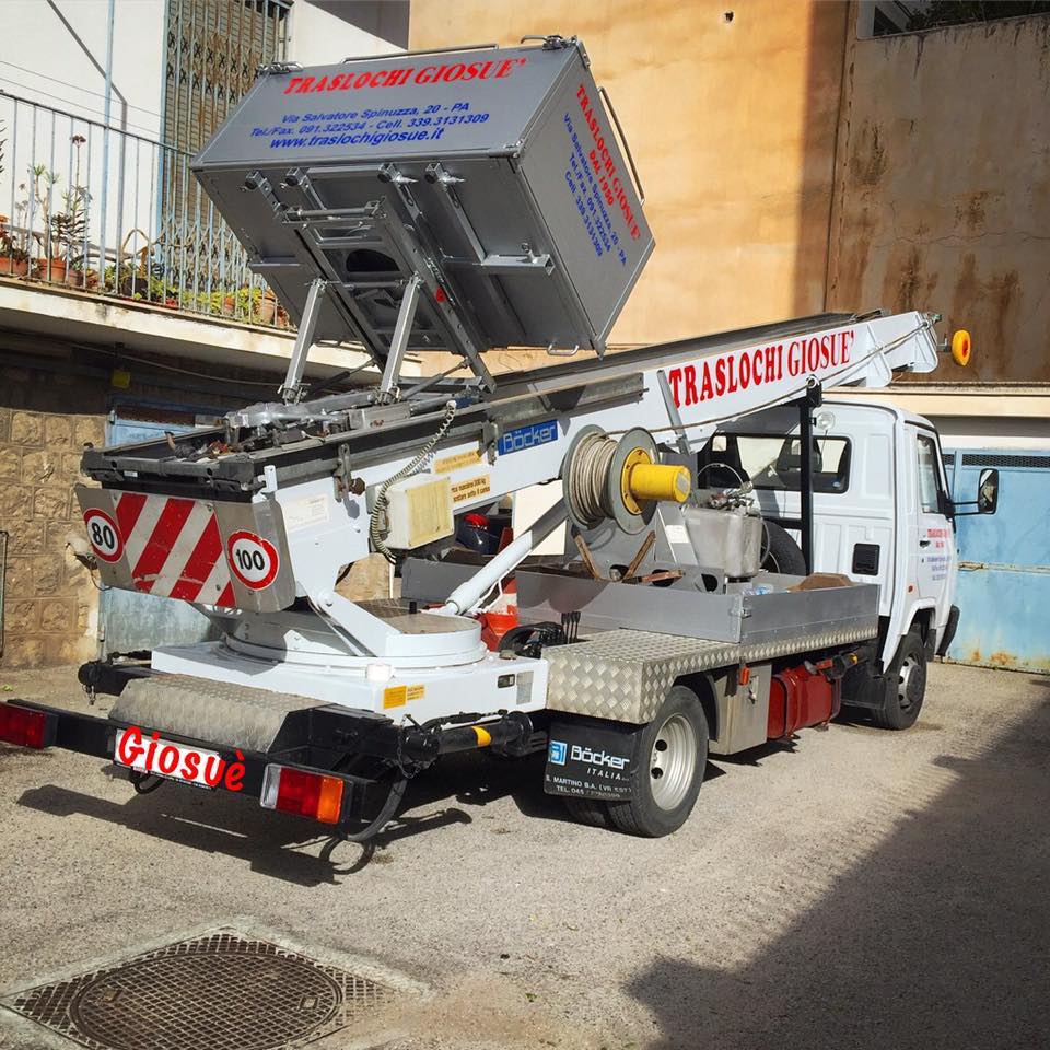 Automezzo con scala estensibile