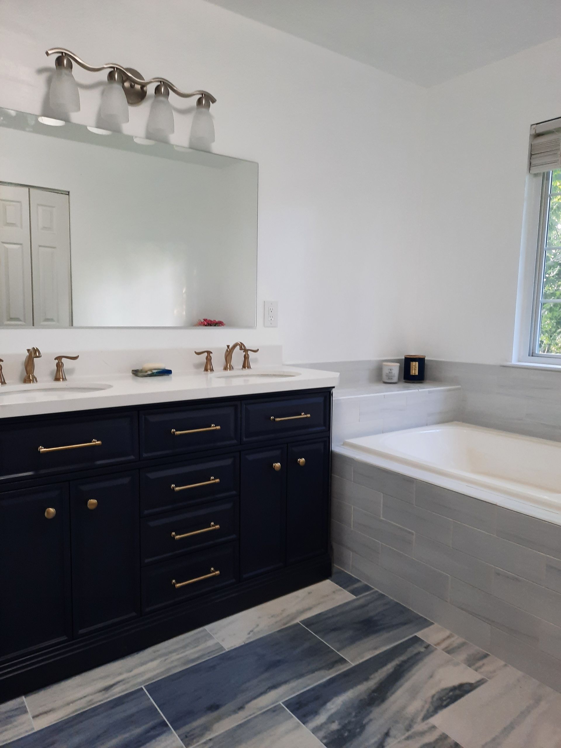A bathroom with two sinks and a bathtub
