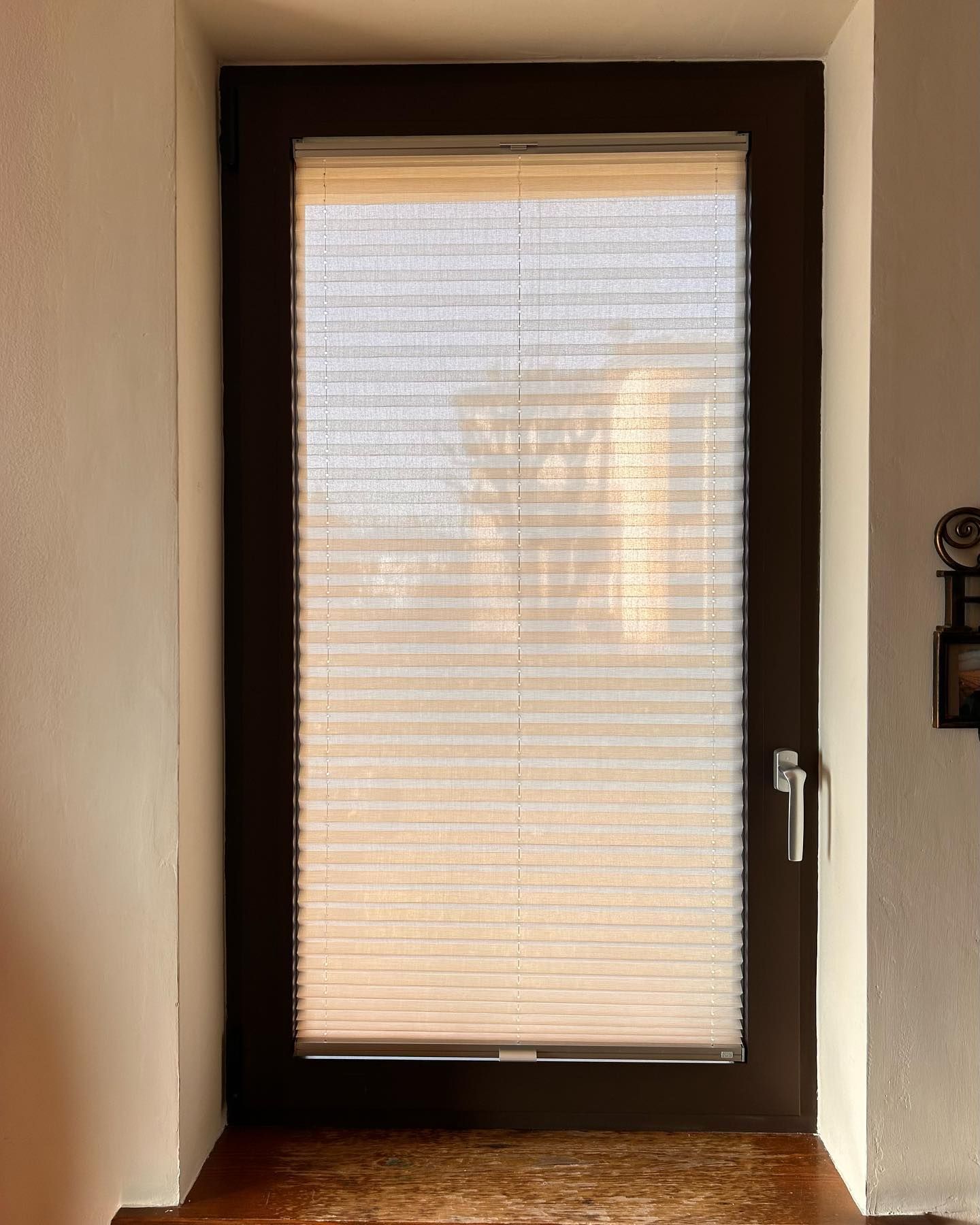 Una finestra con le persiane in una stanza.