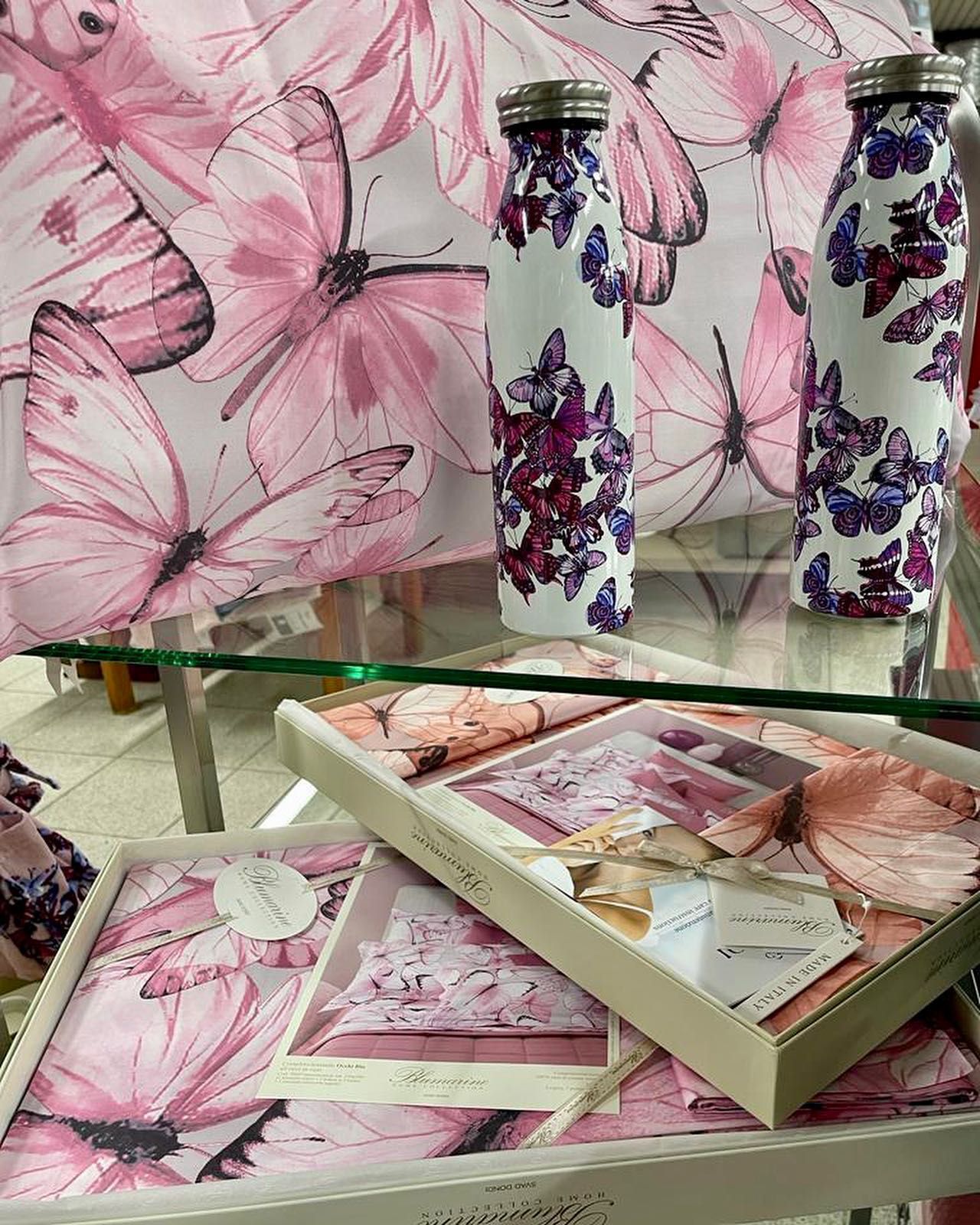 Un tavolo con una tovaglia e una bottiglia d'acqua sopra.