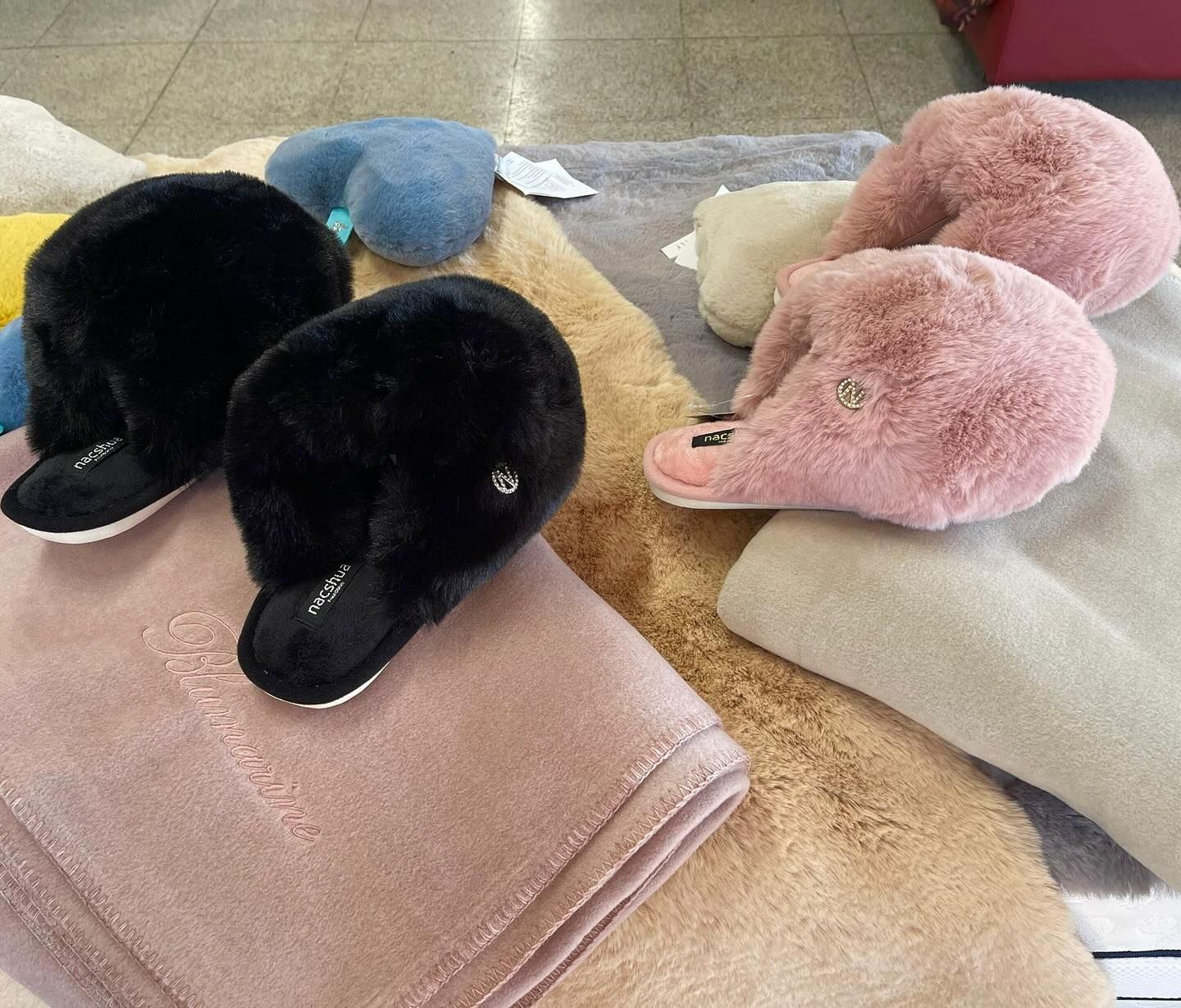 Un paio di pantofole appoggiate sopra una pila di coperte