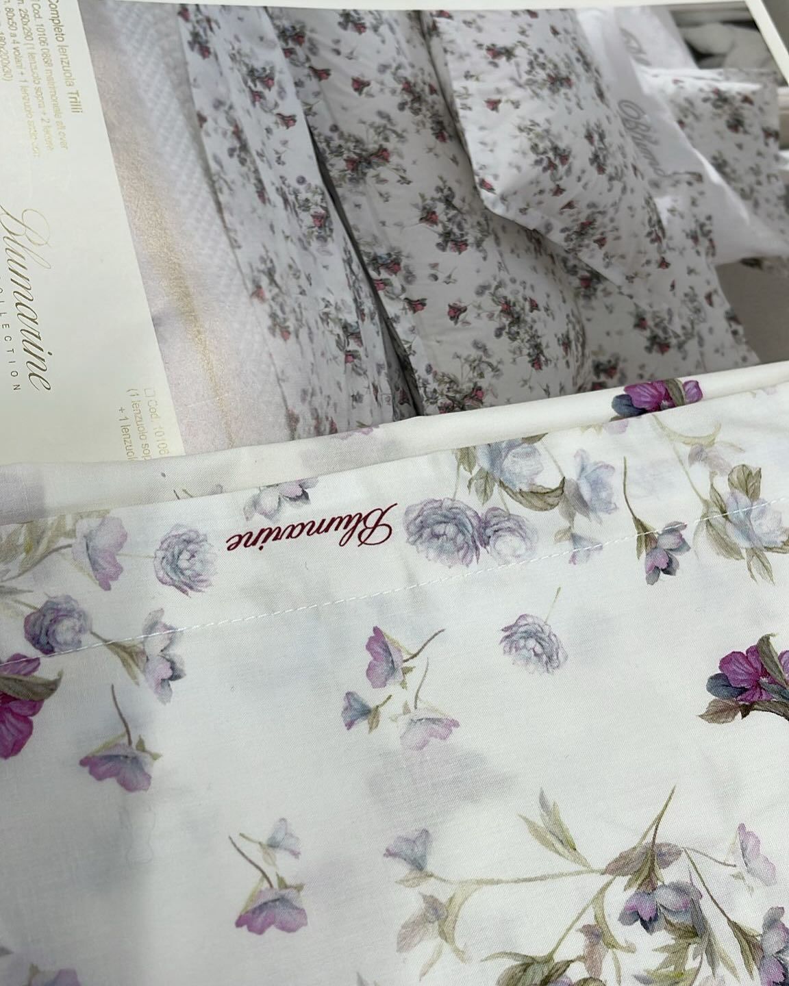 Un primo piano di un copriletto con fiori viola