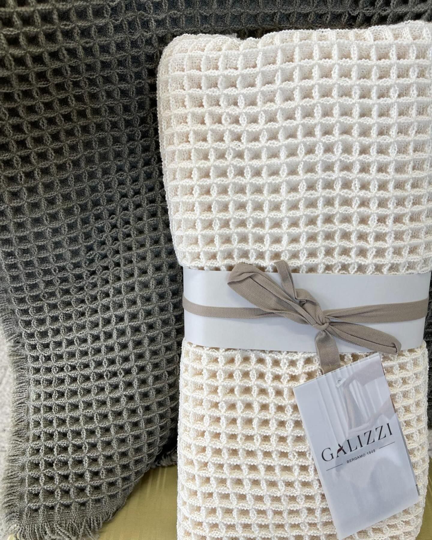 Primo piano di una coperta con un'etichetta.