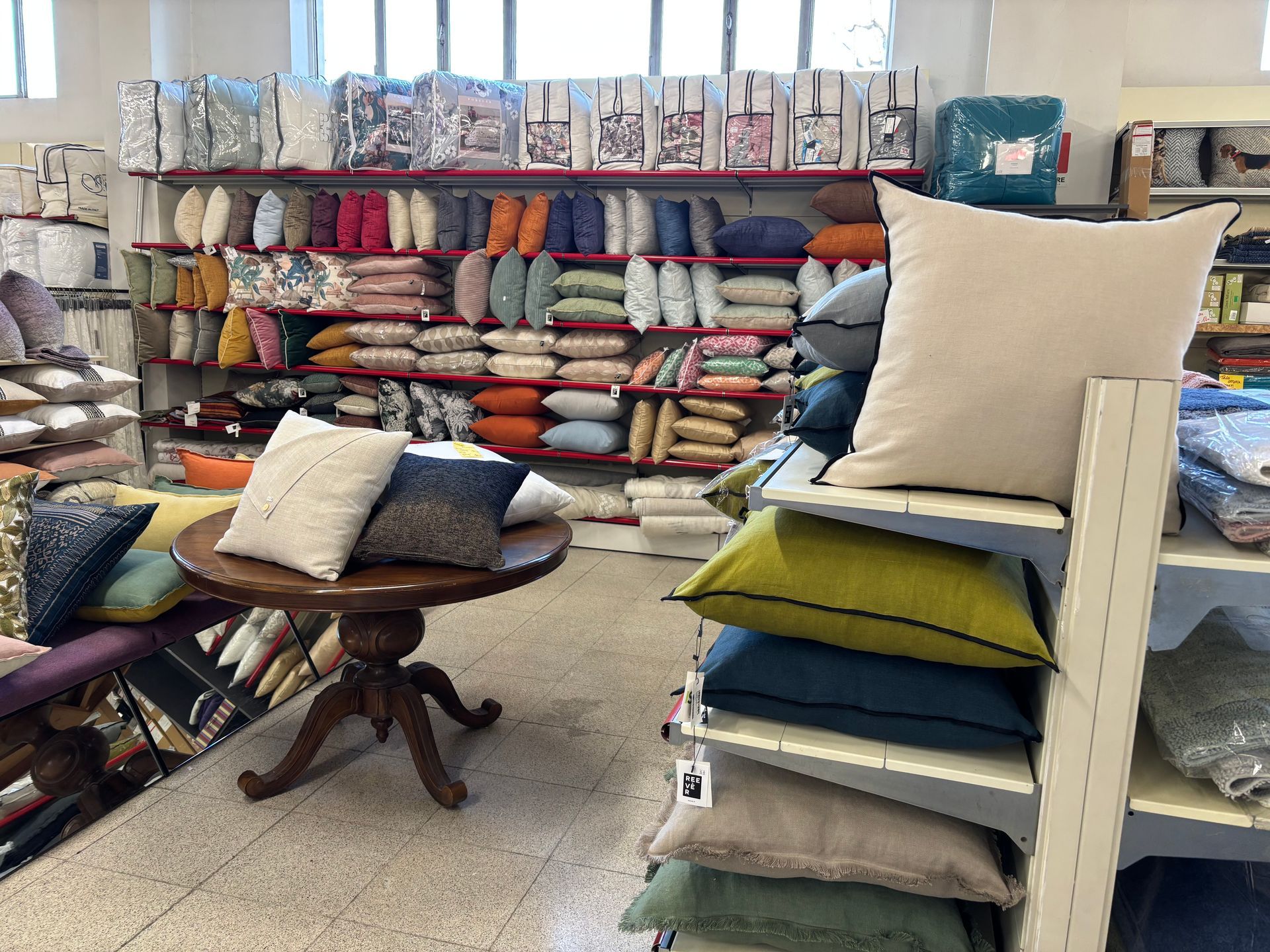 Una stanza piena di cuscini e un tavolo.