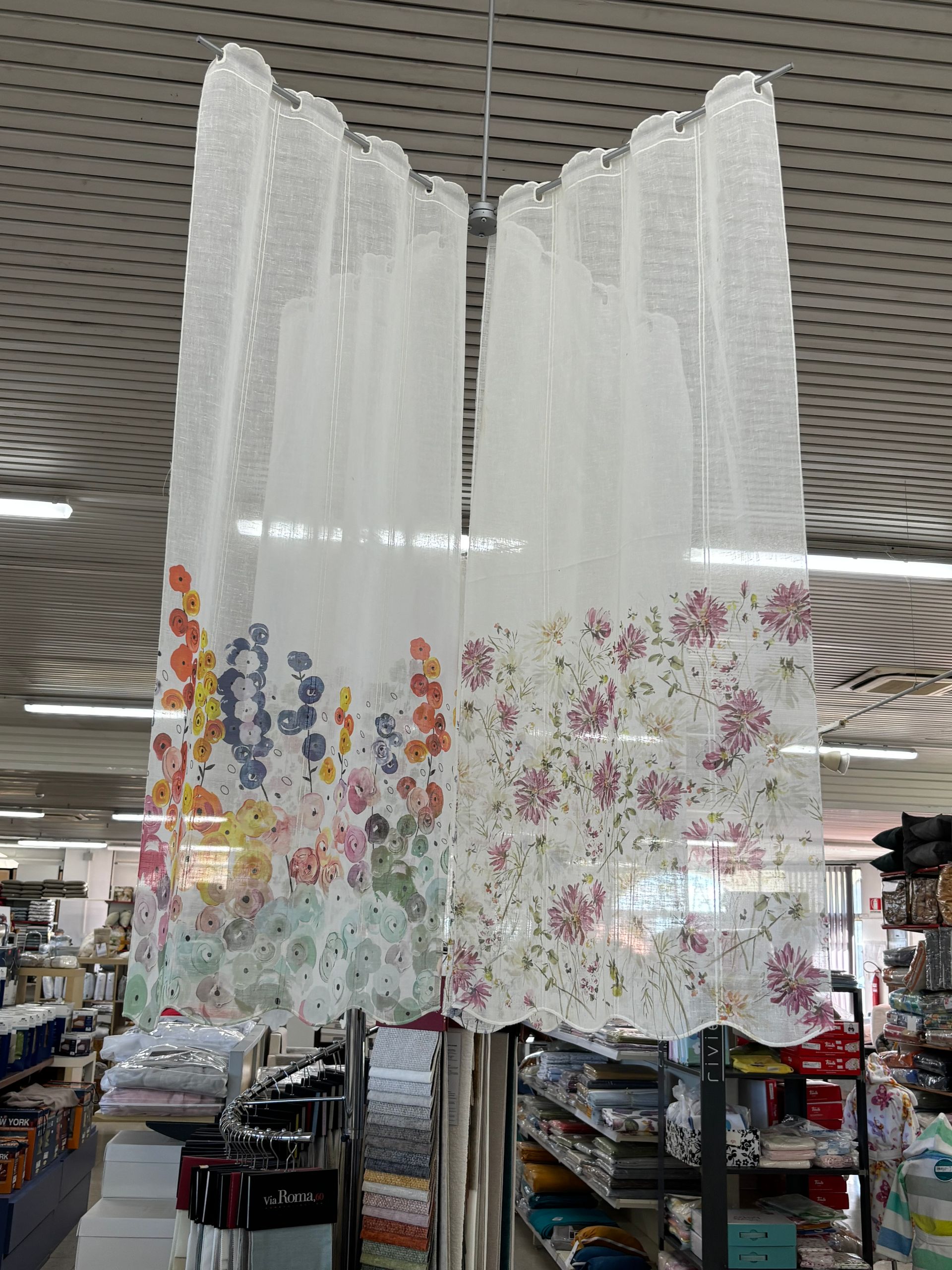 Un paio di tende appese al soffitto di un negozio.