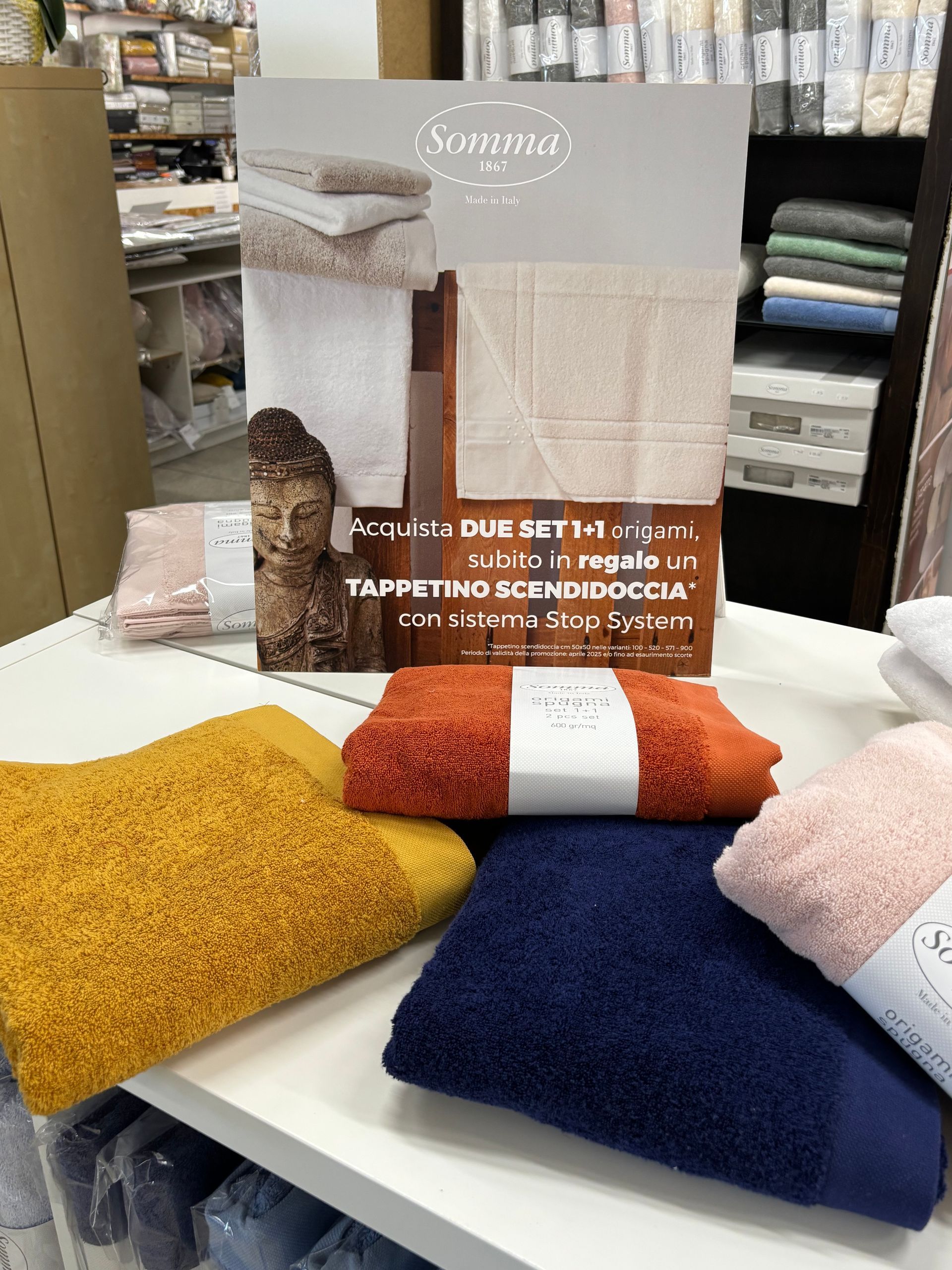 Un mucchio di asciugamani sono impilati uno sopra l'altro su un tavolo.