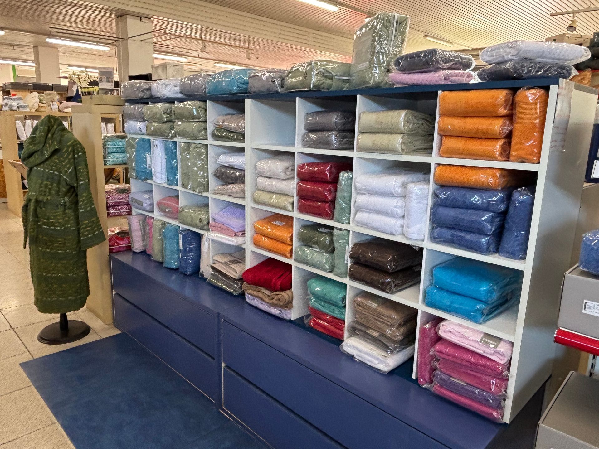 Un negozio pieno di asciugamani e coperte.