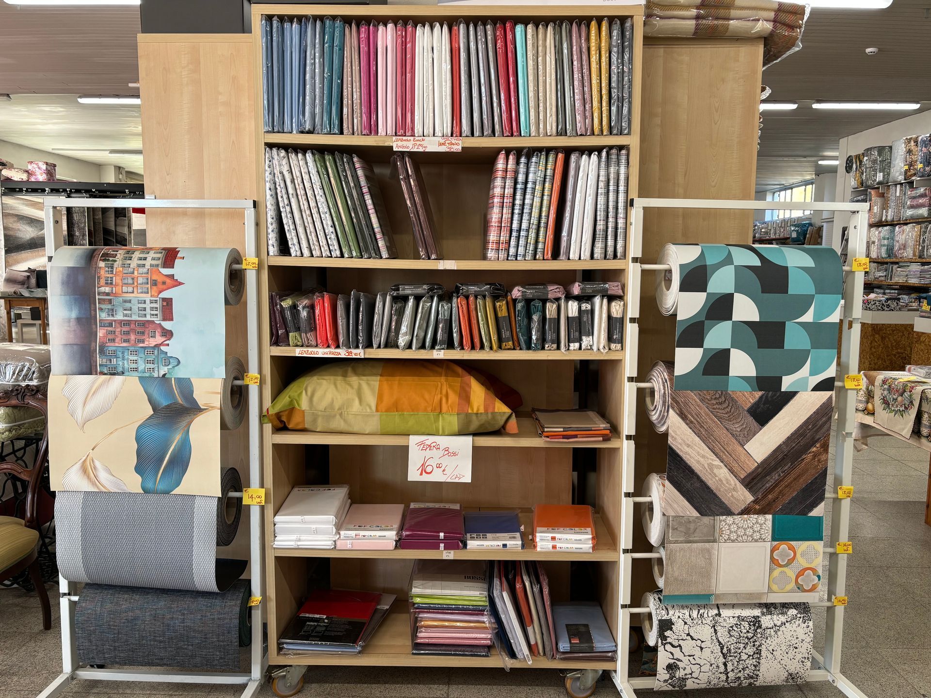 Una libreria piena di libri e cuscini in un negozio.