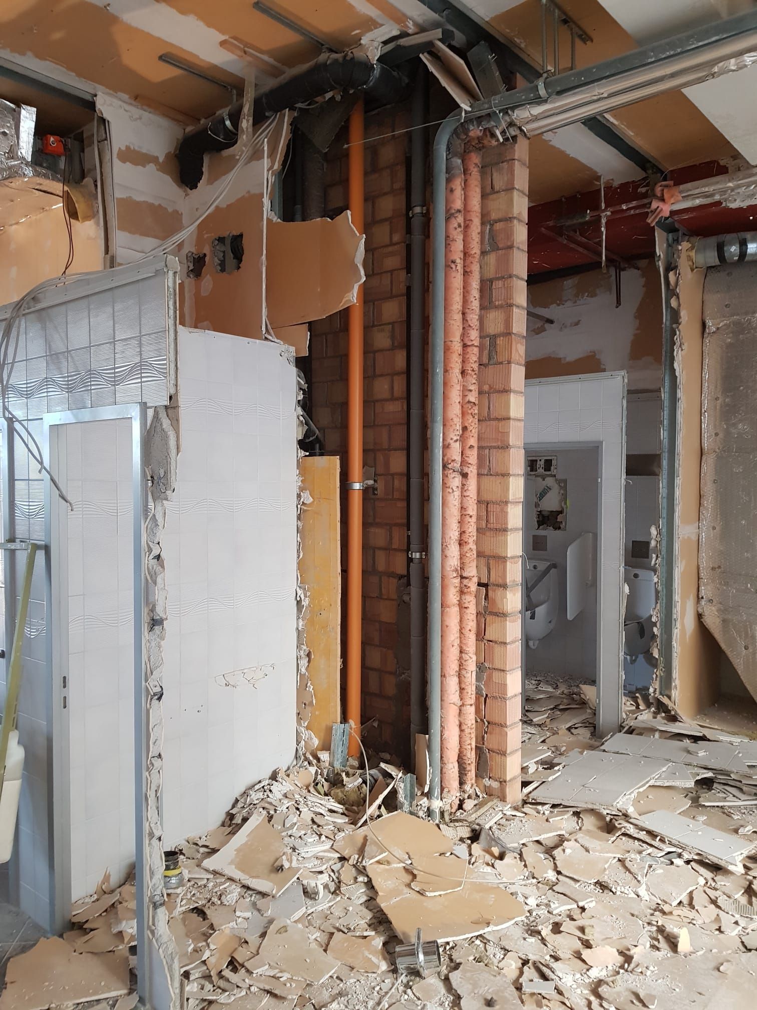 Ein Raum mit viel Schutt und Ziegeln darin.