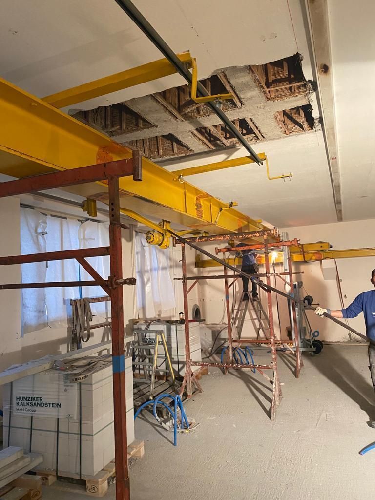 Ein Mann steht in einem Raum mit vielen Gerüsten.