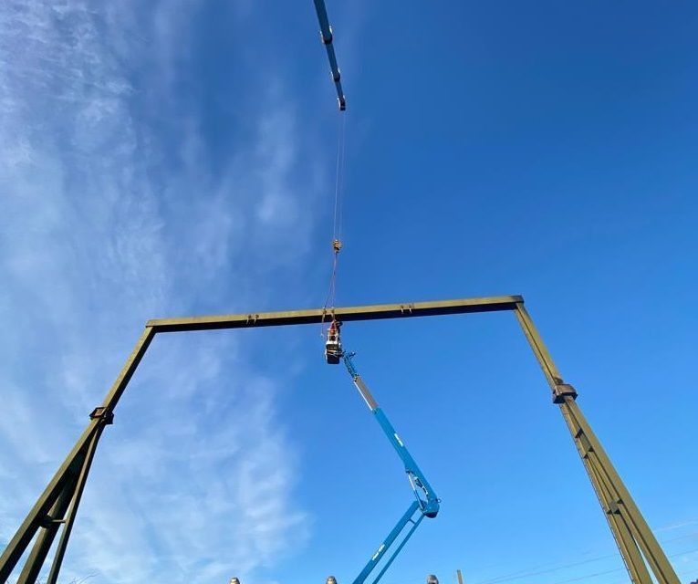 Ein Kran mit einem blauen Himmel im Hintergrund