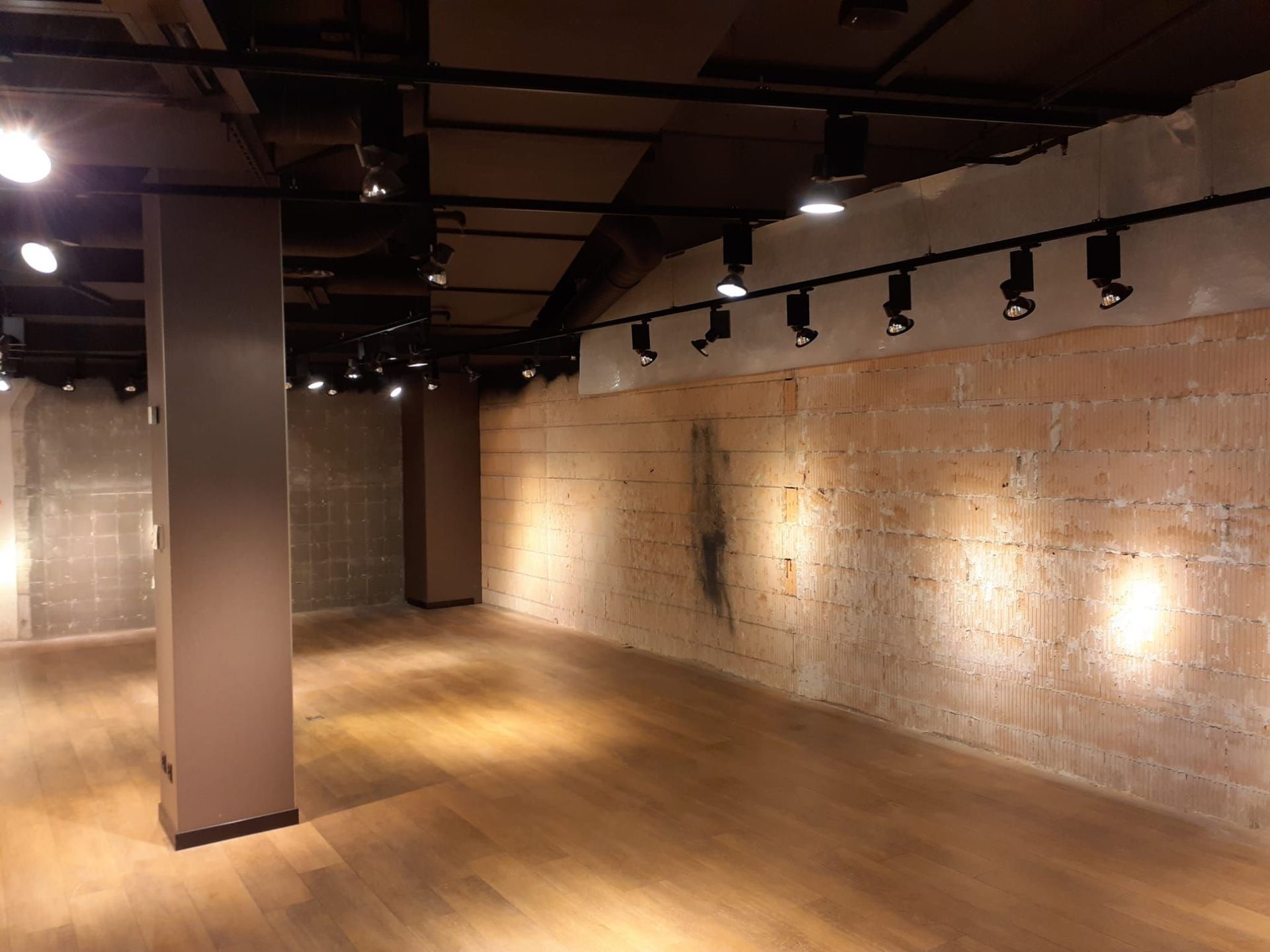 Ein großer leerer Raum mit vielen Lichtern an der Decke