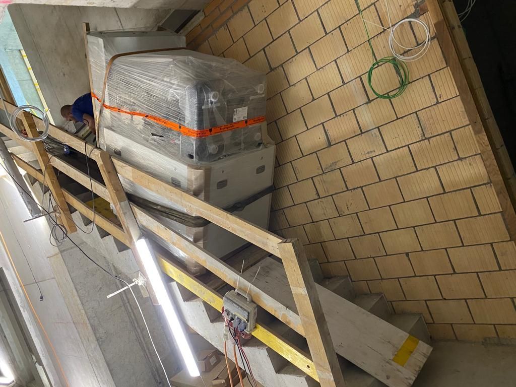 Auf einer Treppe steht eine Maschine.