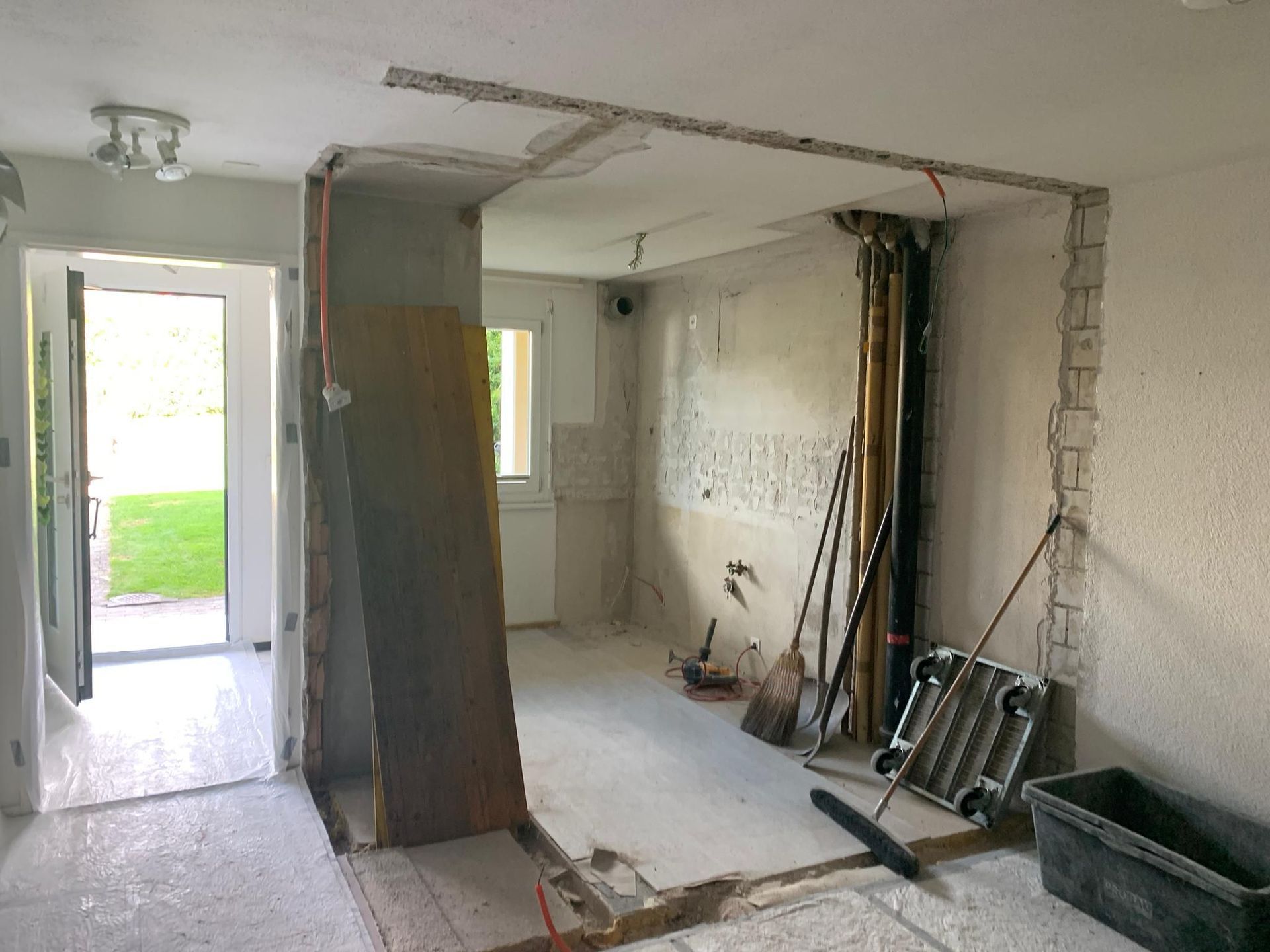 Ein Raum, der mit Leiter und Schaufeln umgestaltet wird.